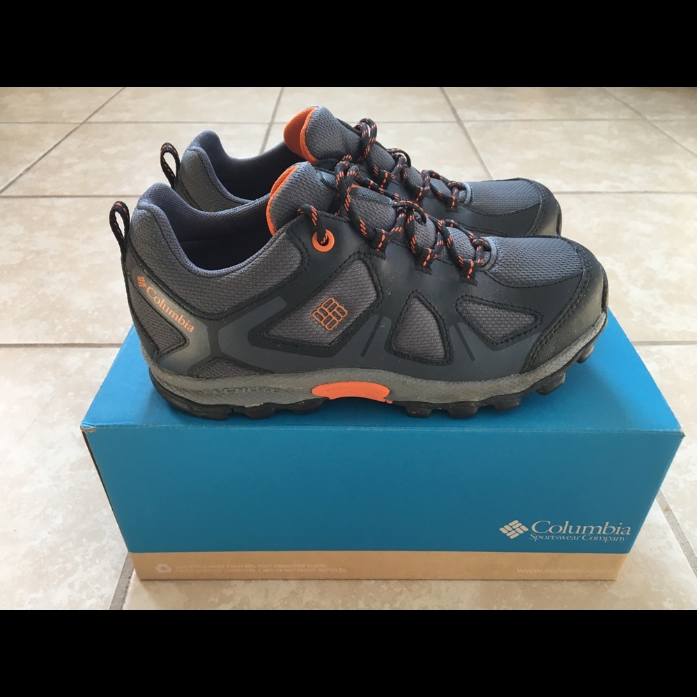 Columbia boys size 2 Peakfreak hiking shoe
